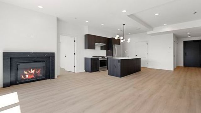 1801 W Grand Avenue 201, Chicago, IL 60622