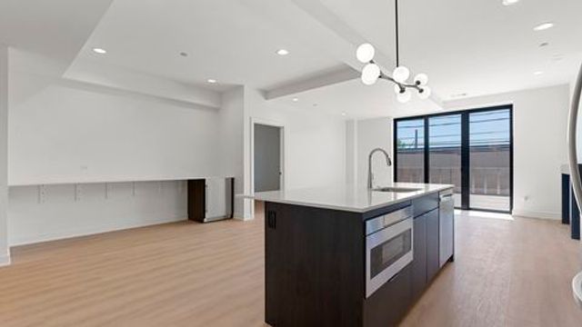 1801 W Grand Avenue 201, Chicago, IL 60622