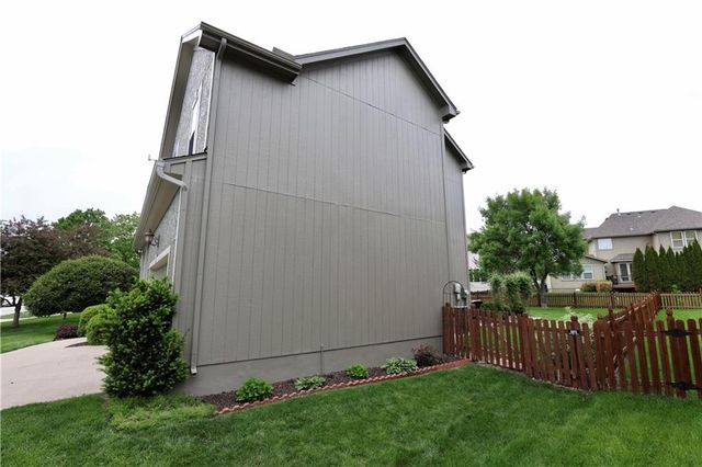 20756 W 121 Street, Olathe, KS 66061