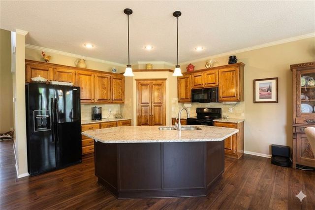 20756 W 121 Street, Olathe, KS 66061