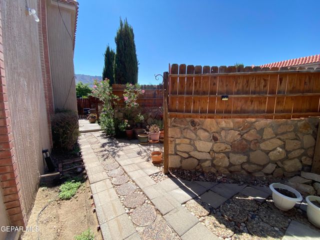 252 SHADOW MOUNTAIN Drive F1, El Paso, TX 79912