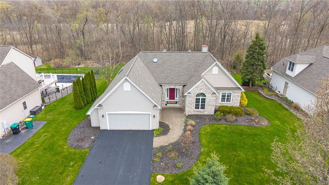 32 Crosswinds Circle, Perinton, NY 14450