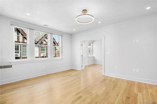 26 East Parkway 17, Scarsdale, NY 10583