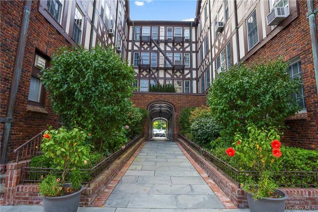 26 East Parkway 17, Scarsdale, NY 10583