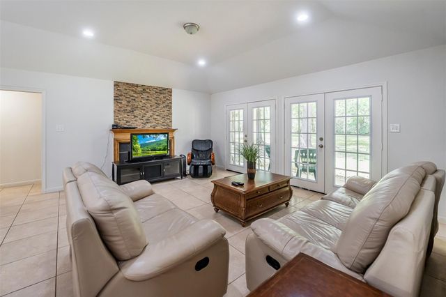 635 Chapel Hill Drive, Conroe, TX 77302