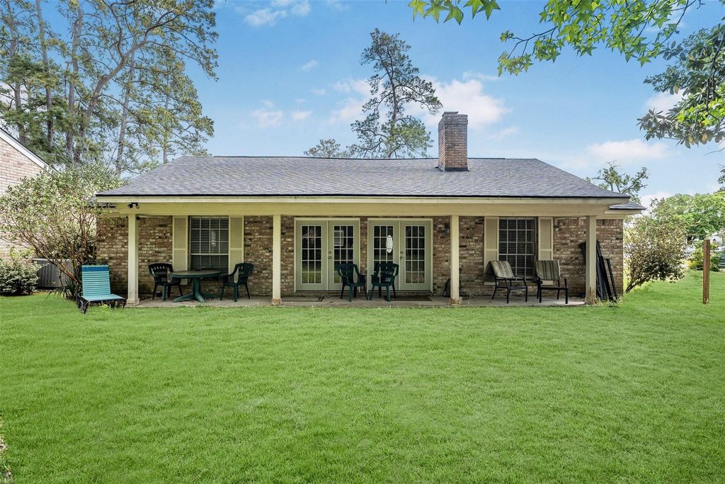 635 Chapel Hill Drive, Conroe, TX 77302