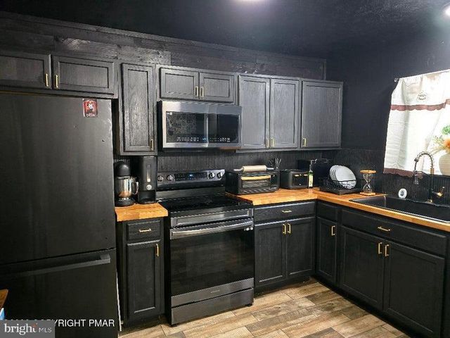 8111 COCO DR, Pocono Summit, PA 18346