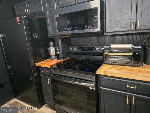 8111 COCO DR, Pocono Summit, PA 18346
