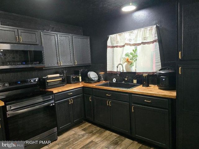 8111 COCO DR, Pocono Summit, PA 18346