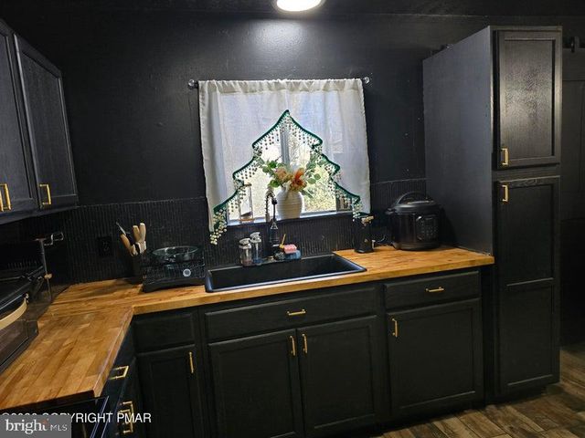 8111 COCO DR, Pocono Summit, PA 18346