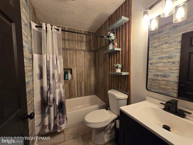 8111 COCO DR, Pocono Summit, PA 18346