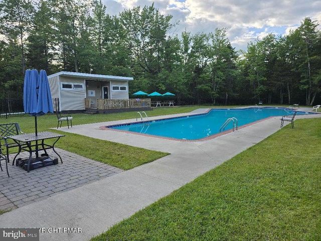8111 COCO DR, Pocono Summit, PA 18346