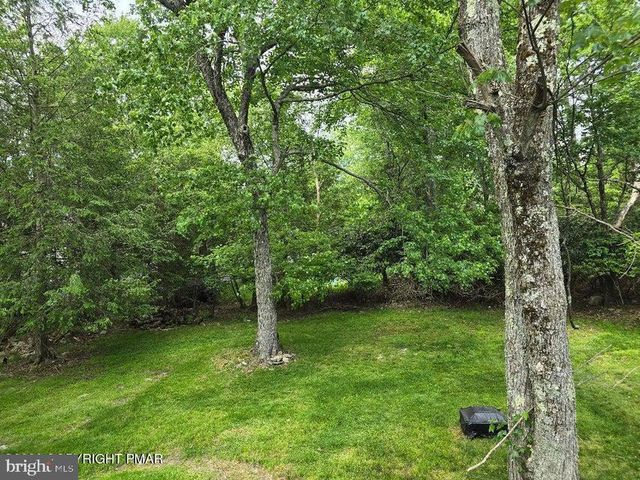 8111 COCO DR, Pocono Summit, PA 18346