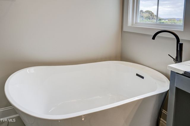 880 Granby Rd Road, Kingsport, TN 37660