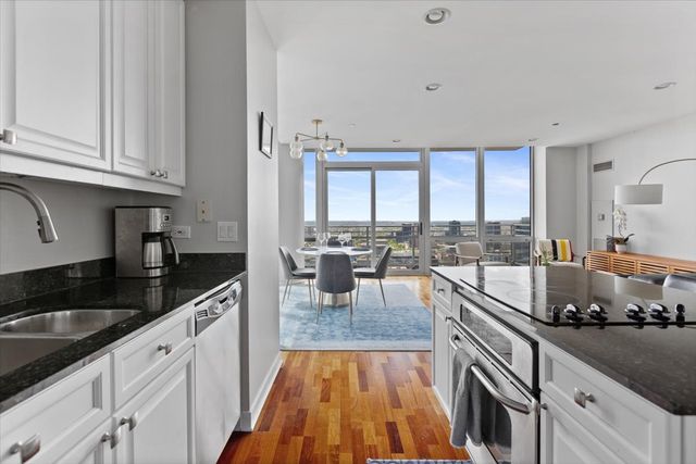 737 W Washington Boulevard 3210, Chicago, IL 60661