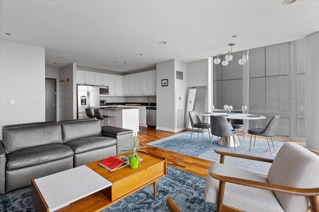 737 W Washington Boulevard 3210, Chicago, IL 60661