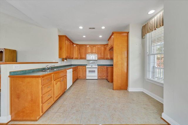 S 734 Battery DR, Roanoke, VA 24019