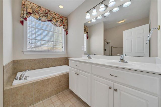 S 734 Battery DR, Roanoke, VA 24019