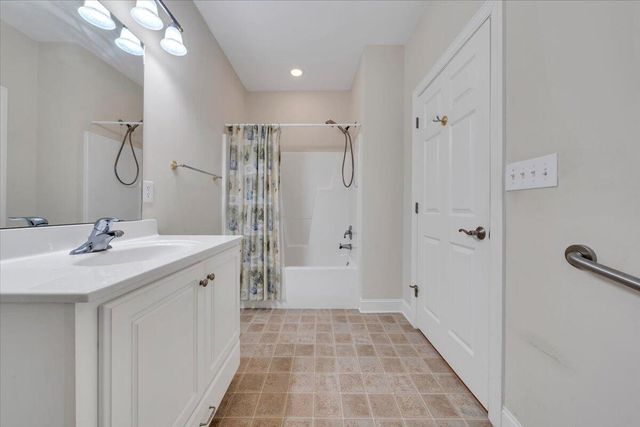 S 734 Battery DR, Roanoke, VA 24019