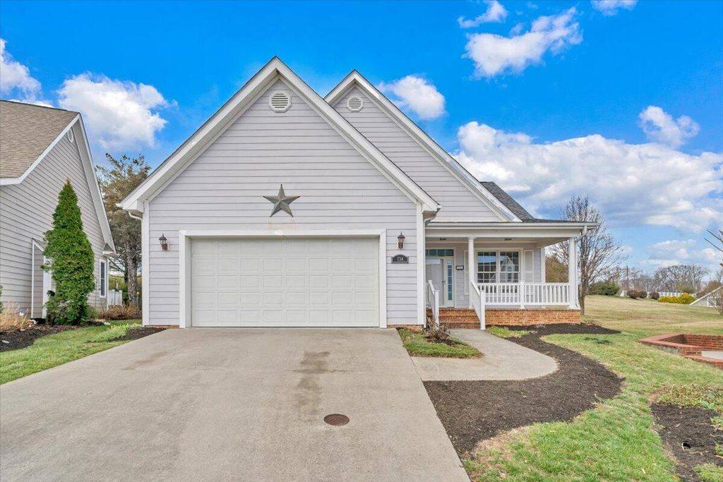 S 734 Battery DR, Roanoke, VA 24019