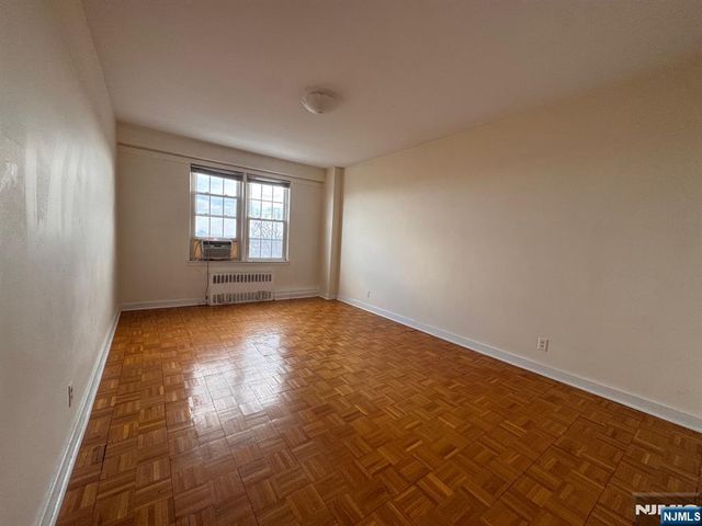 5 Roosevelt Place 4A, Montclair, NJ 07042