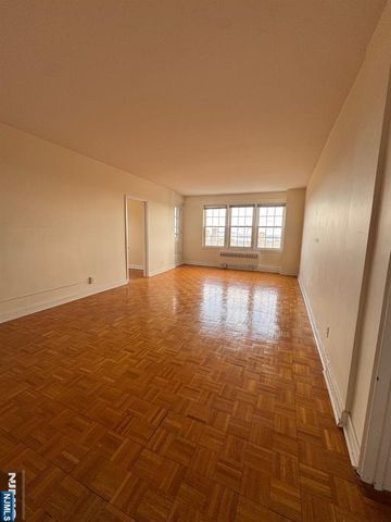 5 Roosevelt Place 4A, Montclair, NJ 07042