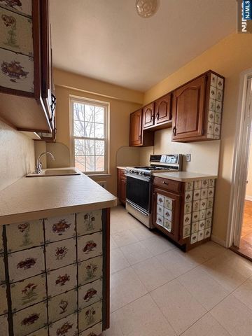 5 Roosevelt Place 4A, Montclair, NJ 07042