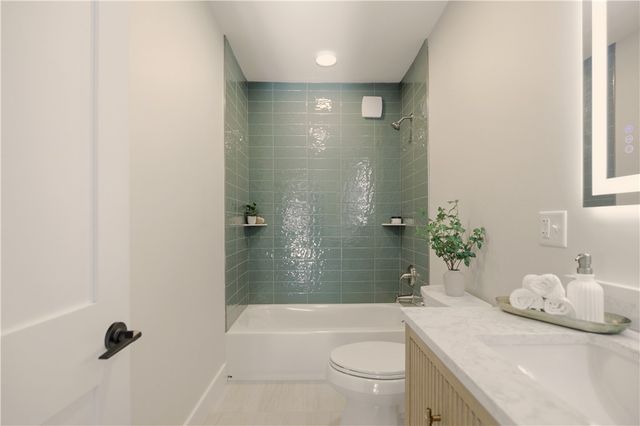 85 Bayview Avenue 2, Bristol, RI 02809