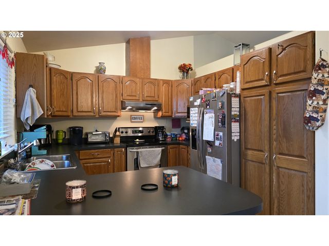 934 S 46TH St, Springfield, OR 97478