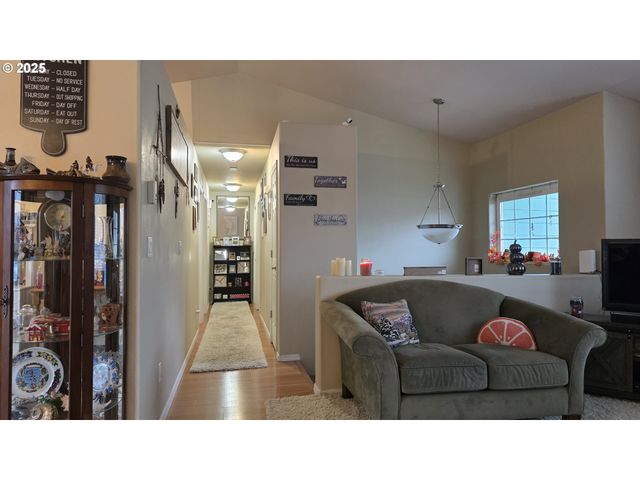 934 S 46TH St, Springfield, OR 97478