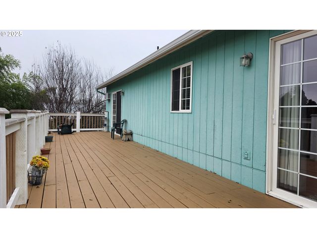 934 S 46TH St, Springfield, OR 97478