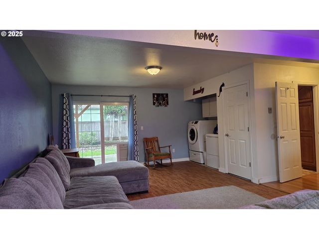 934 S 46TH St, Springfield, OR 97478