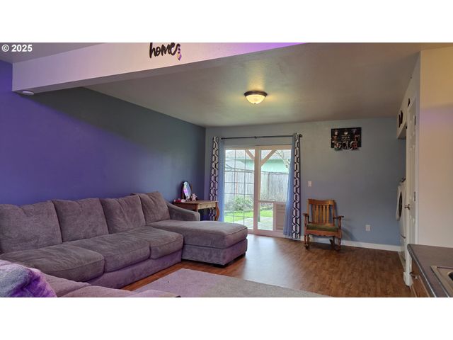 934 S 46TH St, Springfield, OR 97478