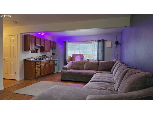 934 S 46TH St, Springfield, OR 97478