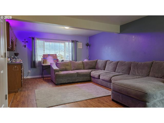 934 S 46TH St, Springfield, OR 97478