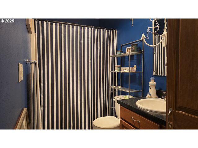 934 S 46TH St, Springfield, OR 97478