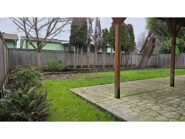 934 S 46TH St, Springfield, OR 97478