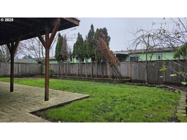 934 S 46TH St, Springfield, OR 97478