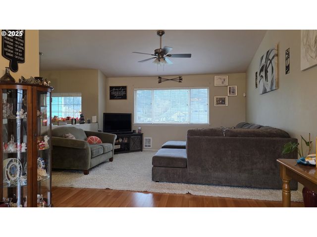 934 S 46TH St, Springfield, OR 97478