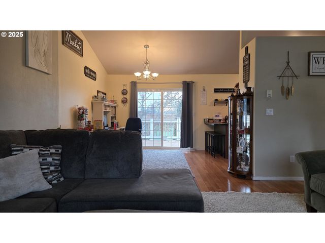 934 S 46TH St, Springfield, OR 97478