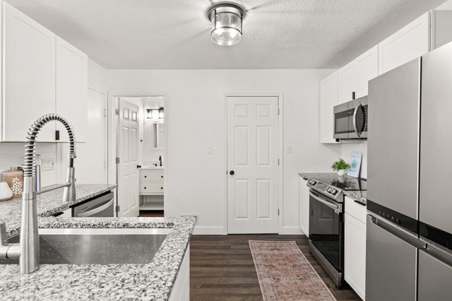 2247 Grand Avenue 7, West Des Moines, IA 50265