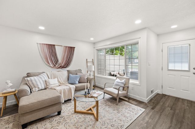 2247 Grand Avenue 7, West Des Moines, IA 50265