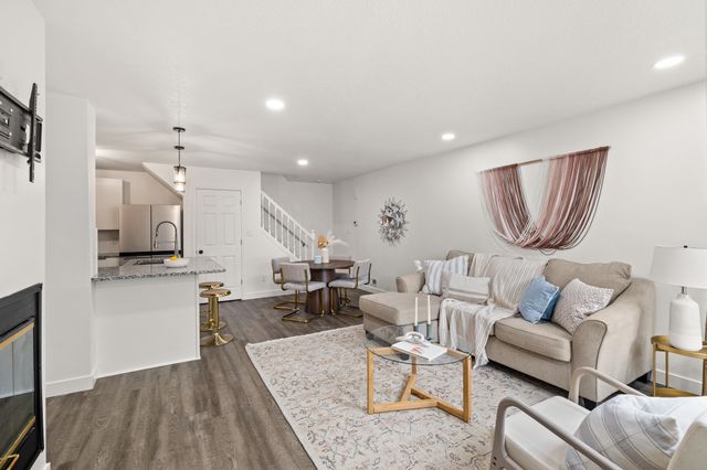 2247 Grand Avenue 7, West Des Moines, IA 50265