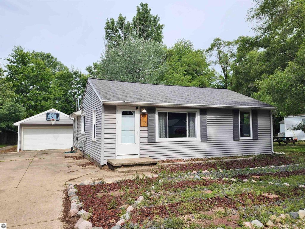 317 Longview Drive, Midland, MI 48642