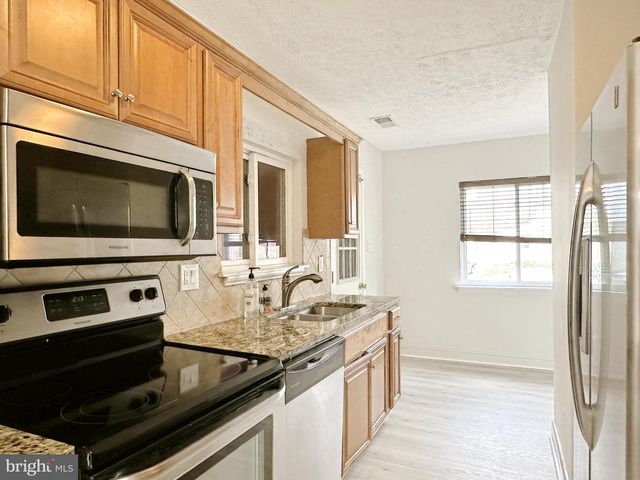 2215 SANIBEL DR, Reston, VA 20191