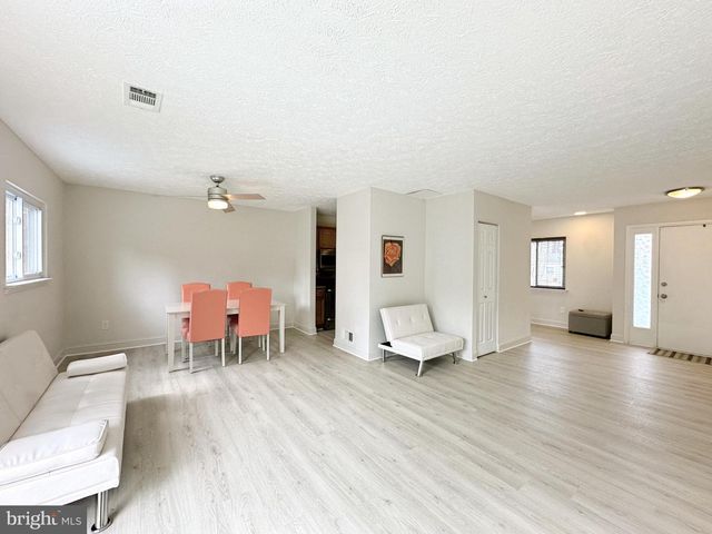 2215 SANIBEL DR, Reston, VA 20191