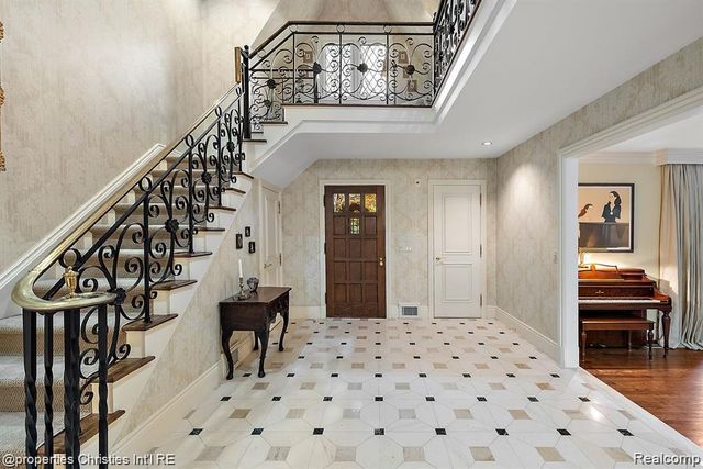 633 Hawthorne Street, Birmingham, MI 48009