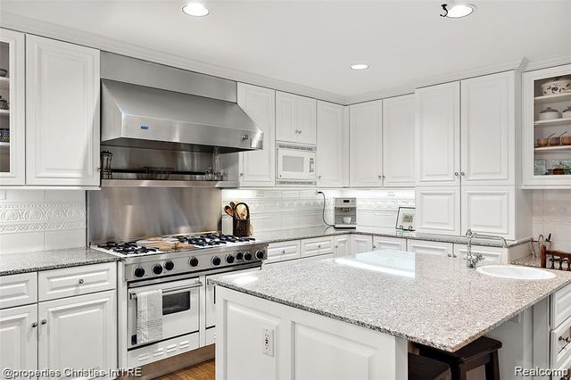 633 Hawthorne Street, Birmingham, MI 48009