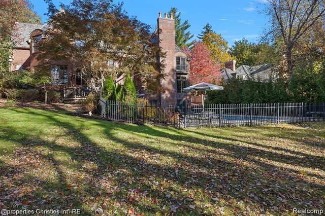 633 Hawthorne Street, Birmingham, MI 48009