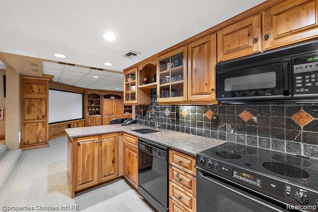 633 Hawthorne Street, Birmingham, MI 48009